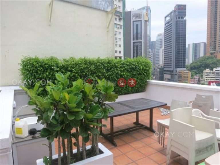 Nicely kept penthouse with rooftop & balcony | For Sale