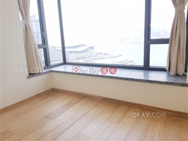 Charming 2 bed on high floor with harbour views | For Sale