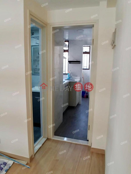 Kin On Building | 2 bedroom Mid Floor Flat for Rent