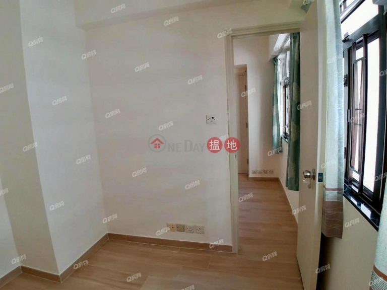 Kin On Building | 2 bedroom Mid Floor Flat for Rent