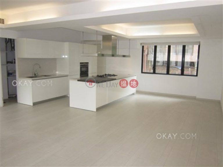 Lovely 4 bedroom with balcony & parking | For Sale