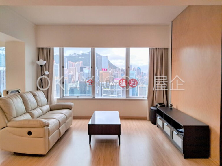 Gorgeous 2 bedroom on high floor with harbour views | For Sale